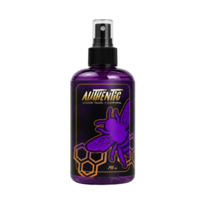 Botella de After Shave Authentic Mulberry de 250ml con atomizador negro, líquido color violeta claro y etiqueta de abeja púrpura.