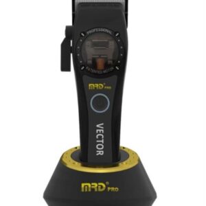 La CLIPPER HC-999 es la herramienta insignia para el barbero que exige el máximo rendimiento mecánico. Este modelo ha sido desarrollado bajo estándares de competencia, integrando un sistema de motorización de última generación y una gestión de energía eficiente que la sitúan a la vanguardia del mercado profesional. Características de Alto Desempeño: Motor de Torque Constante (Ultra-Power): Equipada con un motor rotativo de alta frecuencia que mantiene su fuerza de corte independientemente del nivel de carga de la batería o la densidad del cabello. Capaz de realizar desbastado masivo (bulk removal) sin esfuerzo. Tecnología de Cuchillas "DLC/Titanium": Cuchillas recubiertas para reducir drásticamente la fricción y el calor. Su geometría está optimizada para un corte quirúrgico, ideal tanto para técnicas de "Clipper over comb" como para desvanecimientos ultra-precisos. Sistema de Energía de Litio-Ion Pro: Ofrece una autonomía líder en su clase (hasta 240 minutos de uso continuo) con tiempos de carga ultra-rápidos, permitiendo trabajar con o sin cable según la necesidad del profesional. Palanca de Micro-Ajuste Sincronizada: Sistema de muescas o ajuste continuo que garantiza que la longitud seleccionada no se desplace durante el uso, asegurando una simetría perfecta en el degradado. Especificaciones Técnicas: Autonomía: 4 horas de uso inalámbrico. Motor: Rotativo profesional de +7000 RPM. Cuchillas: Acero de alto carbono con recubrimiento protector. Carcasa: Aleación reforzada y polímeros de alta densidad para absorción de vibraciones.